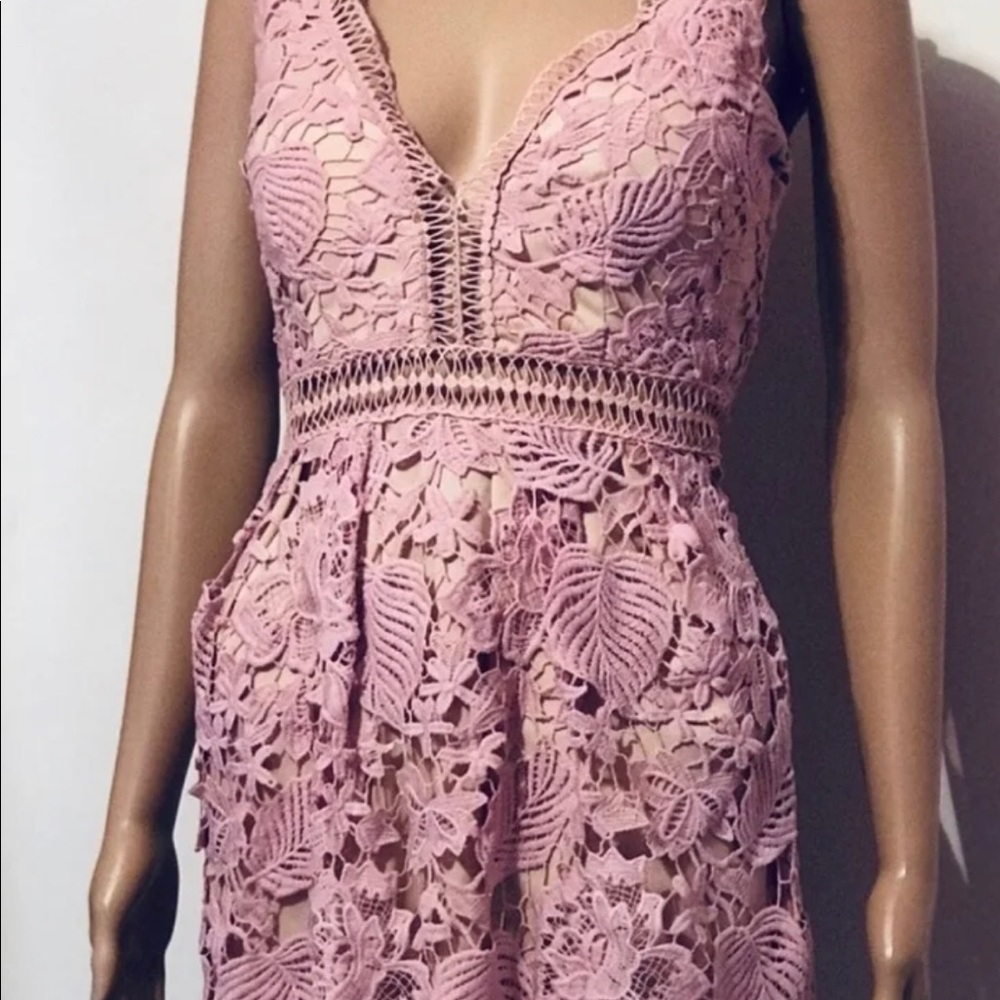 Lace dress by Romeo and Juliet couture. - Picture 5 of 5